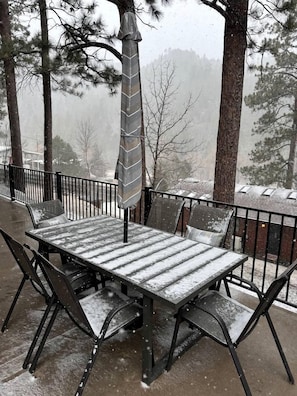 Outdoor dining - Radiant Family Vacation Rental Retreat near Black Hills Mountain in South Dakota (Keystone)