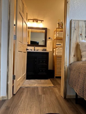2 bedrooms, iron/ironing board, WiFi, bed sheets - Radiant Family Vacation Rental Retreat near Black Hills Mountain in South Dakota (Keystone)