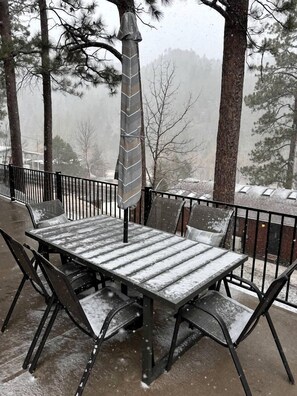 Outdoor dining - Radiant Family Vacation Rental Retreat near Black Hills Mountain in South Dakota (Keystone)