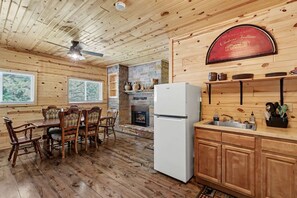 Fridge, microwave, oven, stovetop - Mountain View Suite Near Mount Rushmore, Keystone, South Dakota (Keystone)