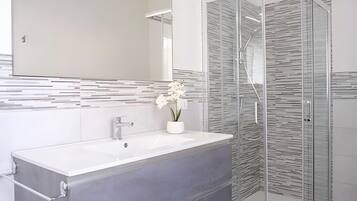 Shower, hair dryer, towels