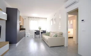 Living area - Apartment 'Flower' with Shared Garden, Wi-Fi and Air Conditioning (Padua)