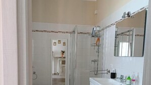Kylpyhuone, jossa on suihku, wc ja pesuallas.