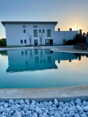 Una piscina al aire libre de temporada