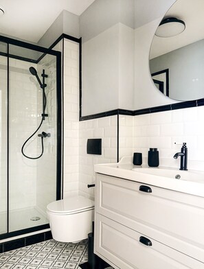 Douche, séchoir à cheveux, serviettes fournies