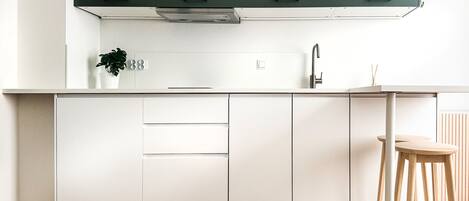 Coffee/tea maker, fridge, microwave, dishwasher