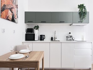 Wasserkocher mit Kaffee-/Teezubehör, Kühlschrank, Mikrowelle