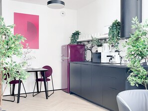 Wasserkocher mit Kaffee-/Teezubehör, Kühlschrank, Mikrowelle
