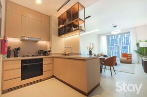 Wasserkocher mit Kaffee-/Teezubehör, Kühlschrank, Mikrowelle, Ofen