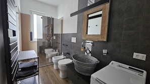 Doccia, asciugacapelli, bidet, asciugamani