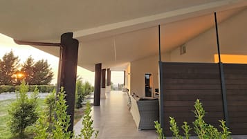 Un’area esterna coperta con un vialetto, posti a sedere e vista sull’esterno.