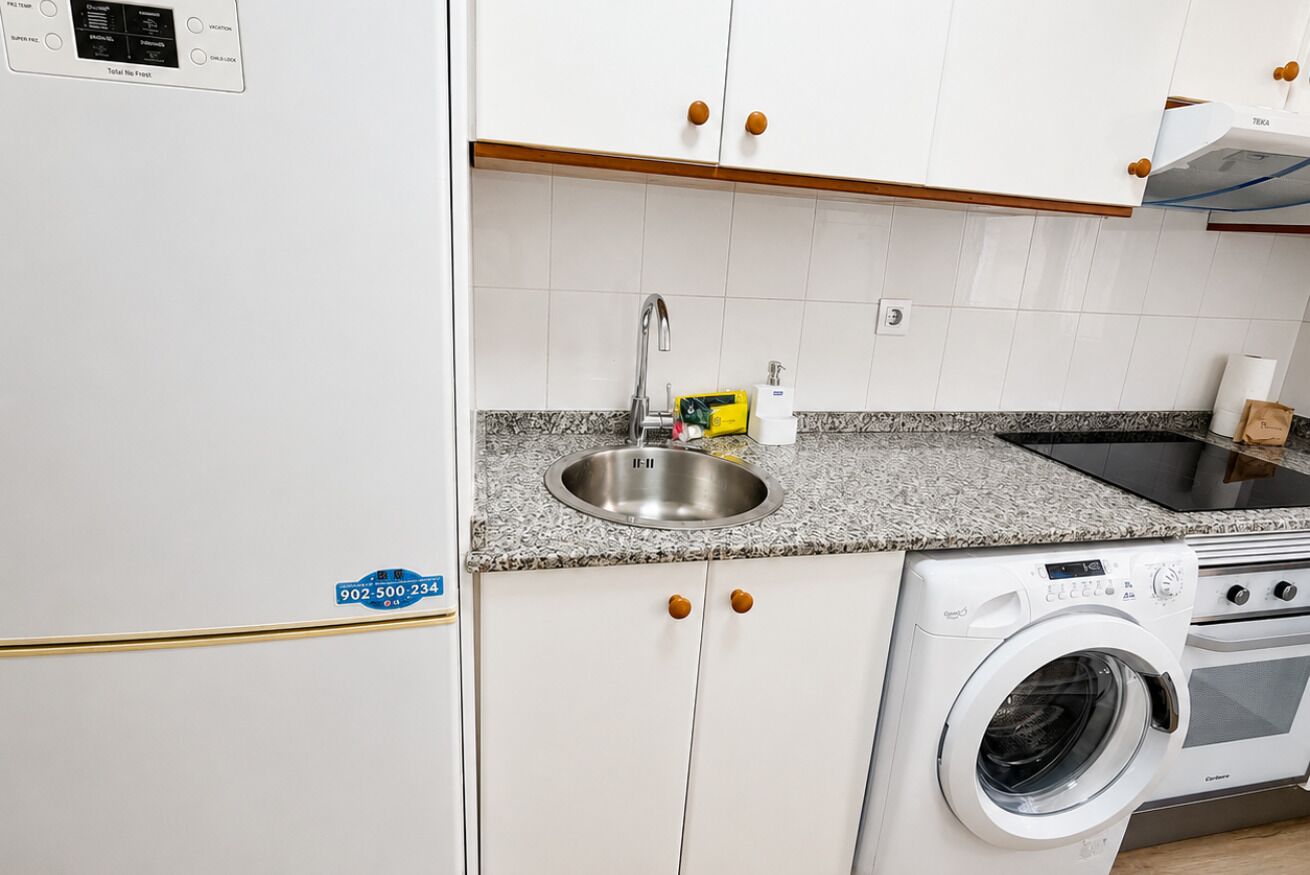 Een koelkast, een magnetron, een oven, een vaatwasser