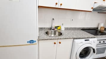 Een koelkast, een magnetron, een oven, een vaatwasser