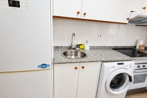 Een koelkast, een magnetron, een oven, een vaatwasser