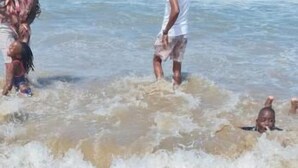 A beach with waves and people in the water. - Room-yoxall Overnight Stays (Durban)