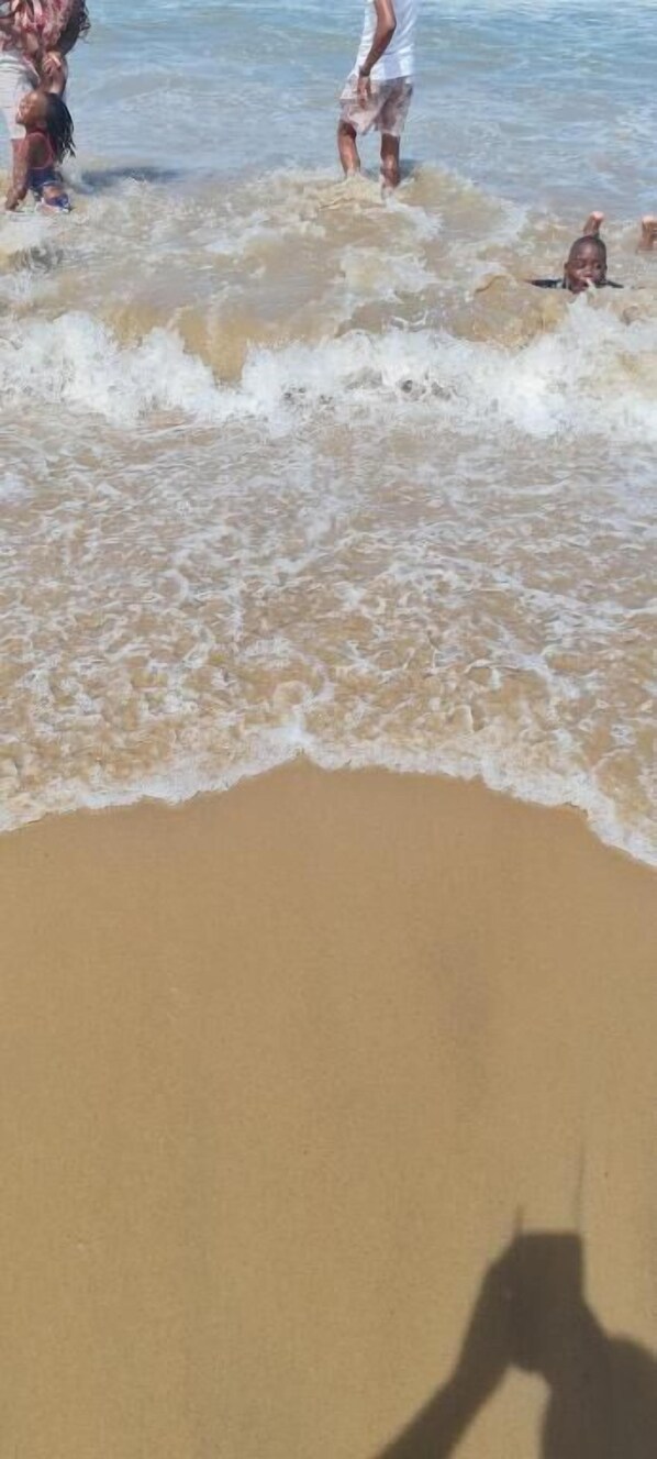 A beach with waves and people in the water. - Room-yoxall Overnight Stays (Durban)