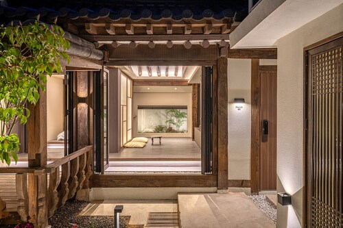  A modern yet traditional private Hanok with a spa, 3 minutes from Hanok Village