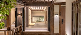  A modern yet traditional private Hanok with a spa, 3 minutes from Hanok Village