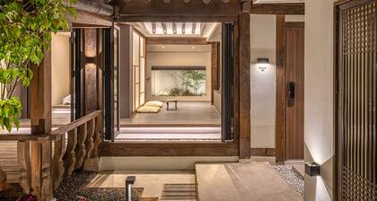 A modern yet traditional private Hanok with a spa, 3 minutes from Hanok Village