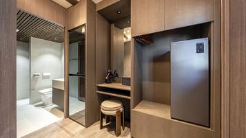 Shower, hair dryer, bidet, towels