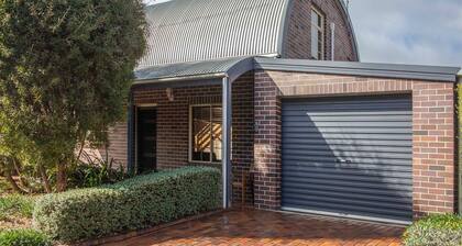 Entire home | 2 Bathroom | Office | Walk to CBD | Longer Stays Welcome