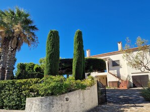 A traditional building with a stone facade, a paved entrance, and a clear blue sky. - Beachfront family villa with a pool, Domaine de Port d'Alon, sleeps 6–10 (Saint-Cyr-sur-Mer)