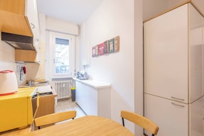 Køleskab, mikrobølgeovn, ovn, kogeplade