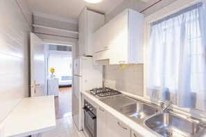 Wasserkocher mit Kaffee-/Teezubehör, Kühlschrank, Ofen, Herdplatte