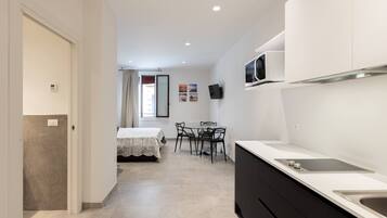 Tabla de planchar con plancha, wifi gratis y ropa de cama