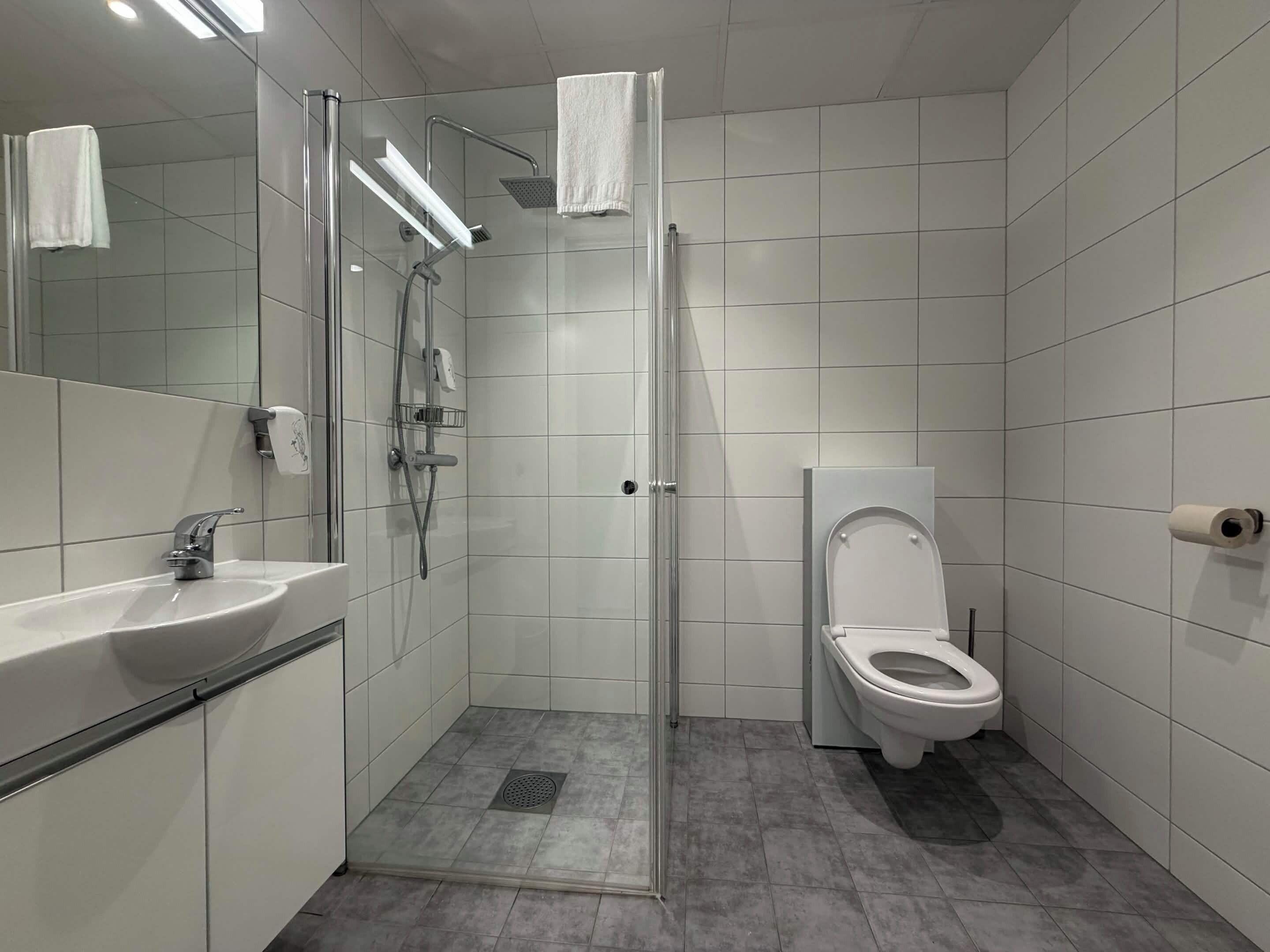 Comfort-dobbeltværelse - udsigt til have | Badeværelse | Bruser, håndklæder, Sæbe, Toiletpapir