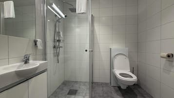 Comfort-dobbeltværelse - udsigt til have | Badeværelse | Bruser, håndklæder, Sæbe, Toiletpapir