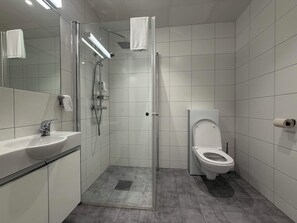 Comfort-dobbeltværelse - udsigt til have | Badeværelse | Bruser, håndklæder, Sæbe, Toiletpapir