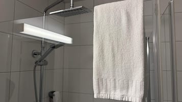 Comfort-Doppelzimmer, Gartenblick | Badezimmer | Dusche, Handtücher, Seife, Toilettenpapier