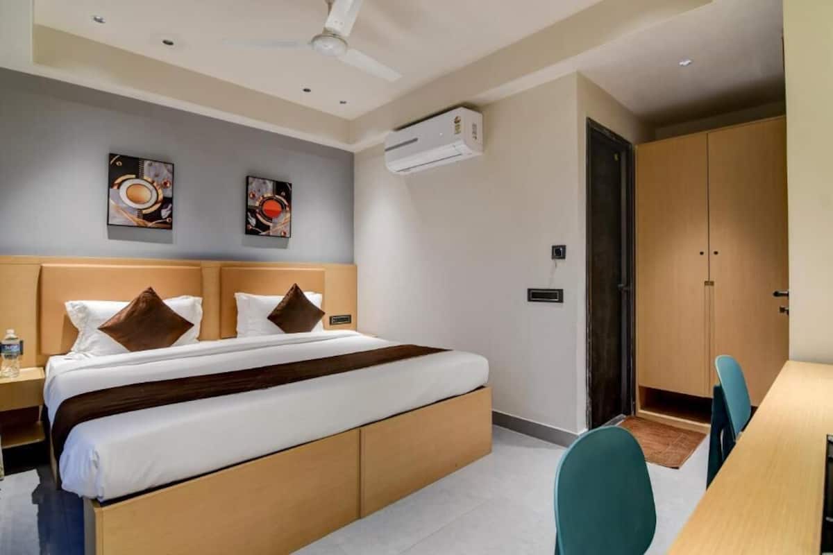 Habitación básica con 1 cama matrimonial o 2 individuales, vista a la ciudad | Escritorio y wifi gratis