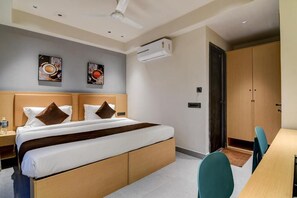 Desk, free WiFi - Eco Corporate Inn 3 By Carlton Suites (Kolkata)