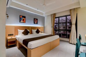 Desk, free WiFi - Eco Corporate Inn 3 By Carlton Suites (Kolkata)