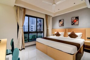 Desk, free WiFi - Eco Corporate Inn 3 By Carlton Suites (Kolkata)