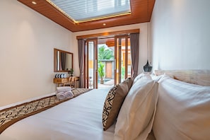 In-room safe, desk, laptop workspace, blackout curtains - Karang Sari Villas Ubud (Ubud)