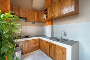 Fridge, microwave, stovetop, electric kettle - Karang Sari Villas Ubud (Ubud)