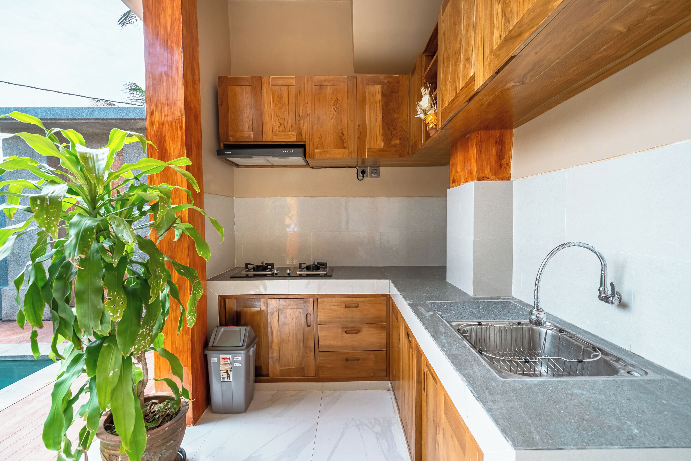 Réfrigérateur, micro-ondes, plaque de cuisson, bouilloire électrique