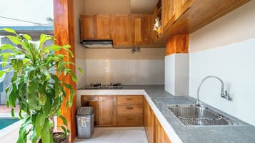 Réfrigérateur, micro-ondes, plaque de cuisson, bouilloire électrique