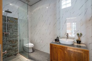 Villa, 4 Schlafzimmer, eigener Pool, Poolblick (Two Villas with Private Pools) | Badezimmer