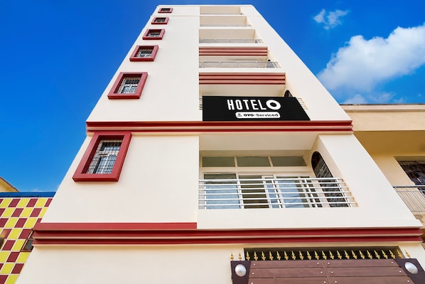 A hotel building with a sign reading 'HOTEL OYO-Serviced' and a gated entrance. - Classic Hotel Newyork (Patna)