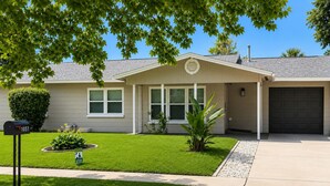 Ein Wohnhaus mit Vorgarten, Briefkasten und Garage.