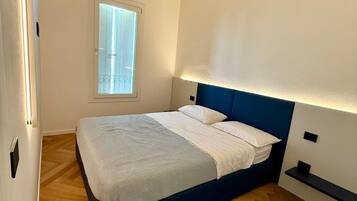 Een strijkplank/strijkijzer, wifi, beddengoed
