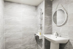 Deluxe Double Room | Bathroom | Hair dryer, towels, soap, shampoo - seomyeon hotel band (busanjin district)