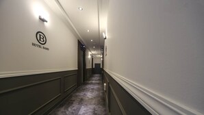 Un couloir d’hôtel avec une pancarte indiquant « HOTEL BAND » sur le mur.