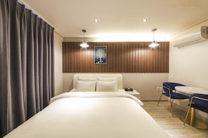 Deluxe Double Room | Desk, WiFi (free) - seomyeon hotel band (busanjin district)