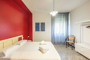 Tabla de planchar con plancha, wifi gratis, ropa de cama