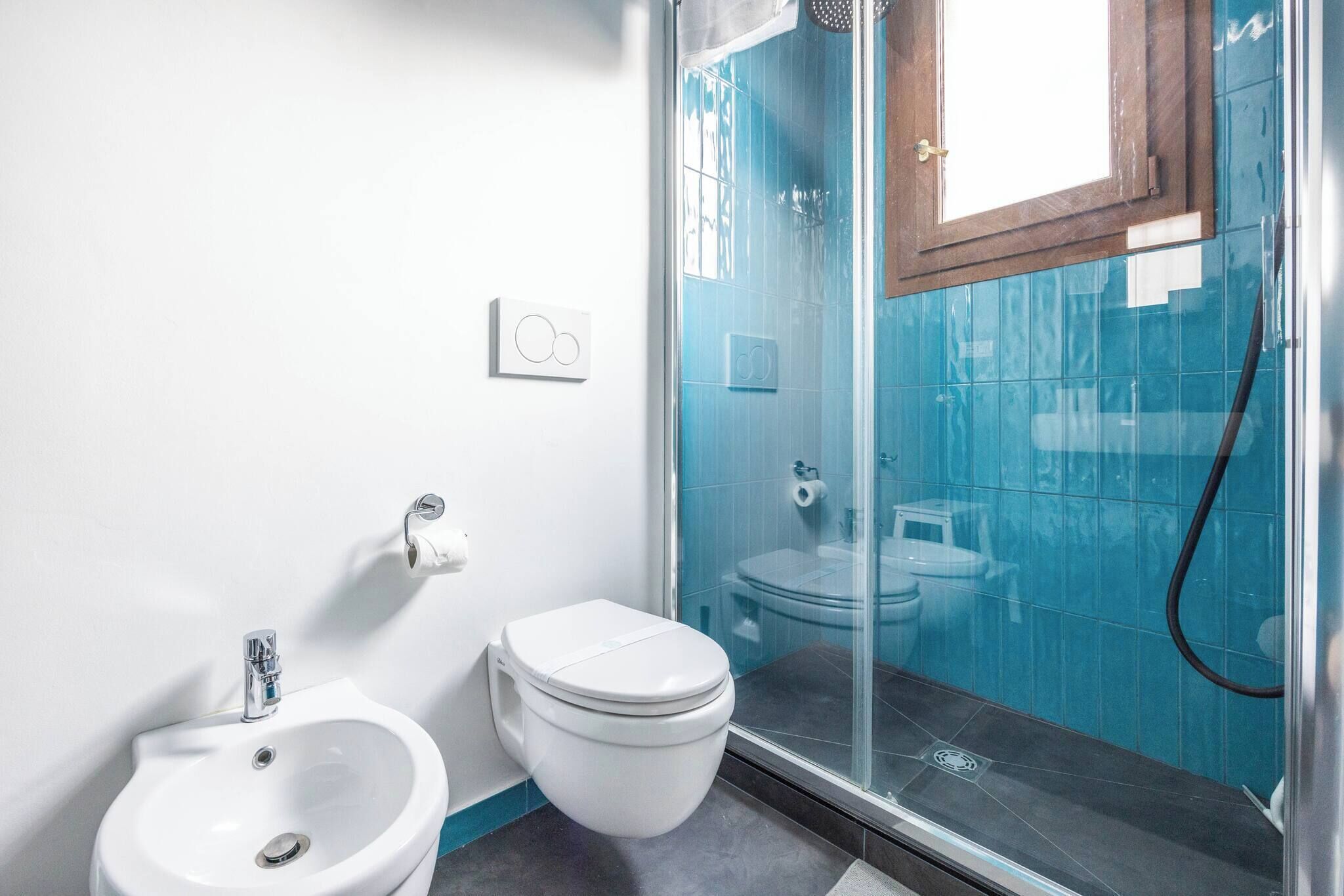 Douche, sèche-cheveux, bidet, serviettes fournies